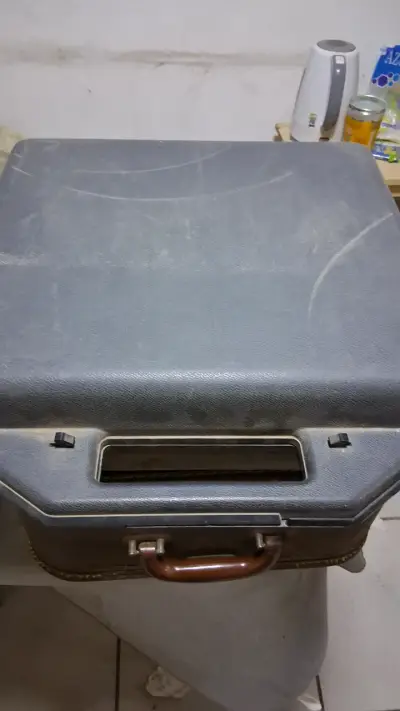 Máquina de escribir Omega 1300F vintage - miniatura 2
