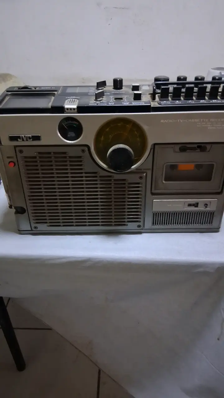 Radio cassette vintage JVC con TV integrada