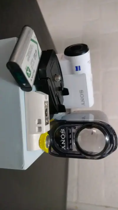 Cámara de acción Sony con accesorios - miniatura 2