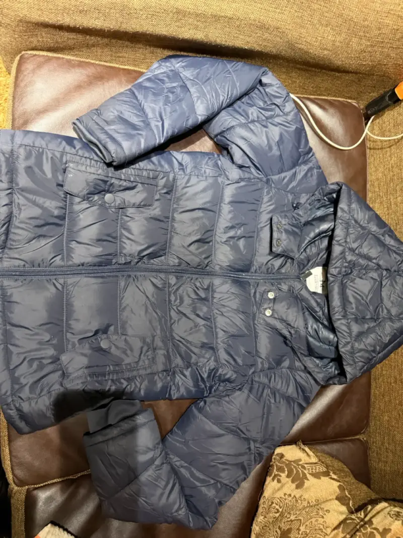 Chaqueta acolchada azul con capucha para hombre - 1