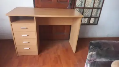 Escritorio con cajonera lateral - miniatura 1