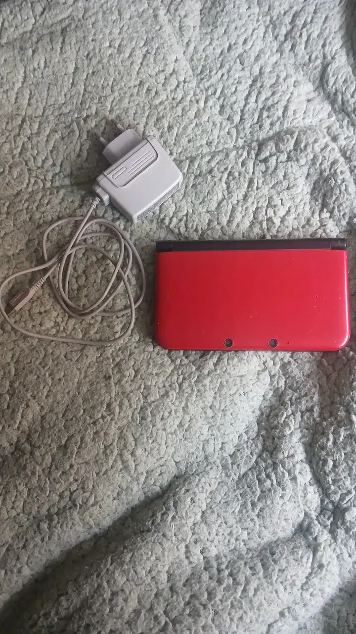 Consola portátil Nintendo 3DS XL roja con cargador - 1
