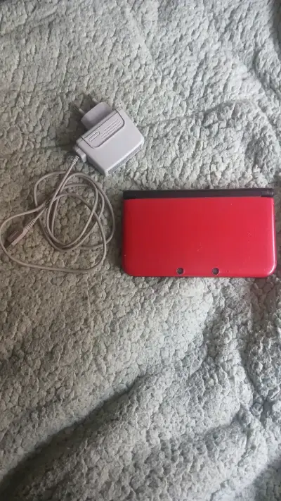 Consola portátil Nintendo 3DS XL roja con cargador - miniatura 1