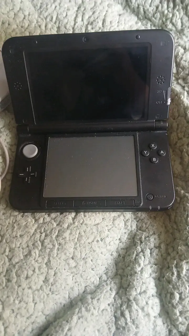 Consola portátil Nintendo 3DS XL roja con cargador - 2