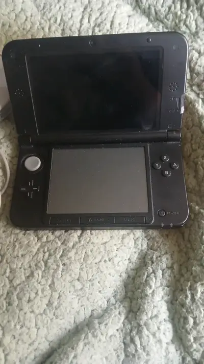 Consola portátil Nintendo 3DS XL roja con cargador - miniatura 2