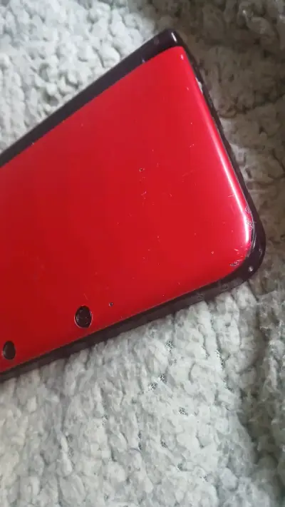 Consola portátil Nintendo 3DS XL roja con cargador - miniatura 3