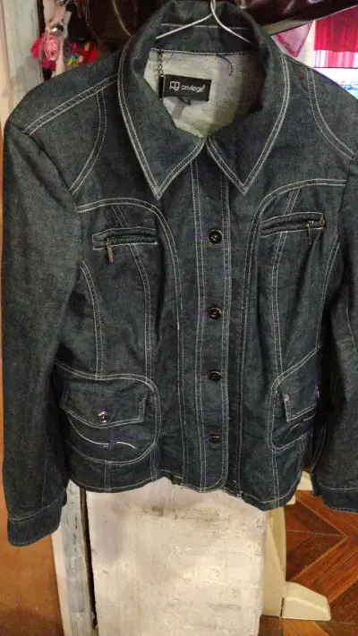 Chaqueta de mezclilla Privilege con detalles morados - miniatura 3