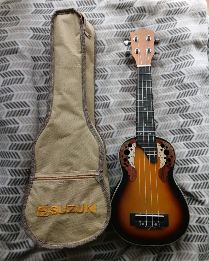 Ukulele Suzuki con funda y diseño especial - 1