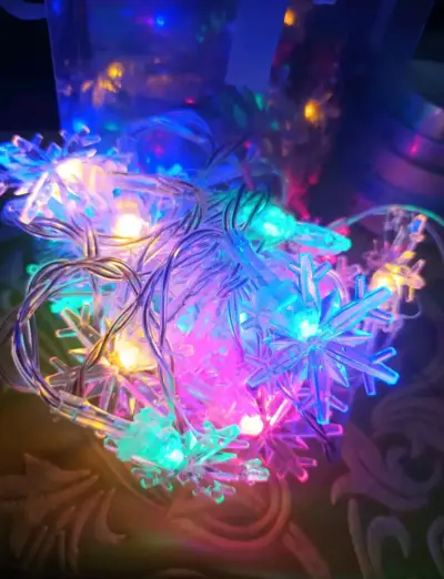 Luces LED de copos de nieve multicolor - miniatura 1
