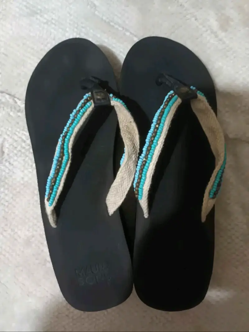 Sandalias negras con cuentas turquesas Maui & Sons