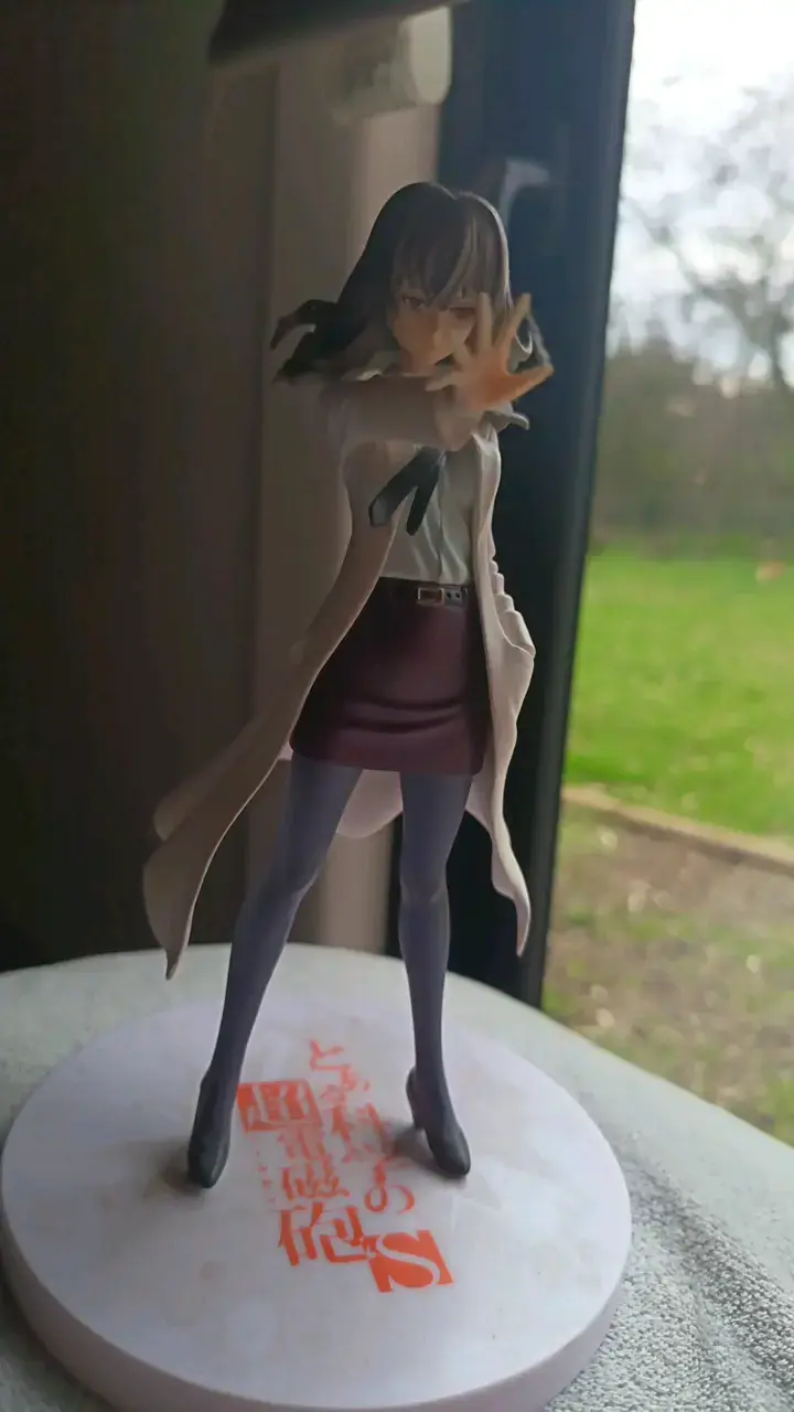 Figura de colección anime con base decorativa