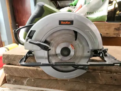 Sierra Circular Bauker 7-1/4'' 1800W - miniatura 3