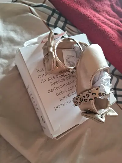 Zapatos de bebé dorados con lazo y estampado animal - miniatura 1