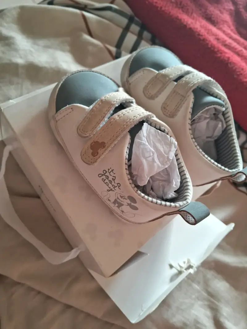 Zapatos de bebé dorados con lazo y estampado animal - 2