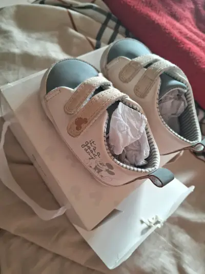 Zapatos de bebé dorados con lazo y estampado animal - miniatura 2