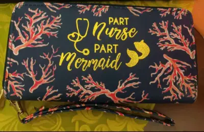 Billetera estampada 'Part Nurse Part Mermaid' - miniatura 1