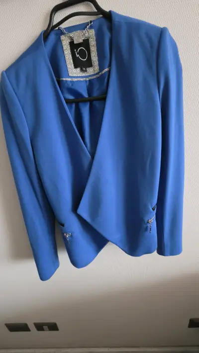 Blazer azul elegante para mujer con cierre decorativo - miniatura 1