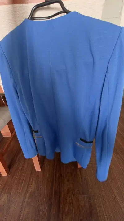 Blazer azul elegante para mujer con cierre decorativo - miniatura 2