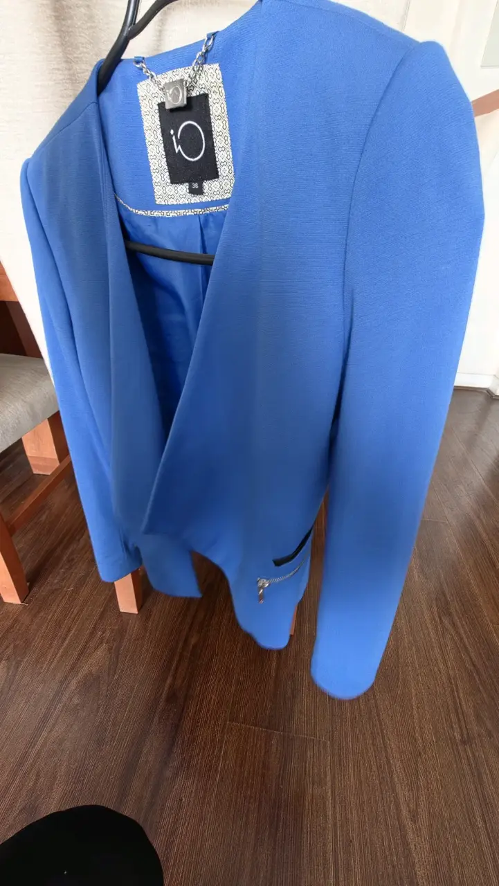 Blazer azul elegante para mujer con cierre decorativo - 3