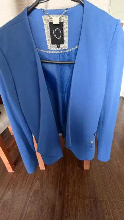 Blazer azul elegante para mujer con cierre decorativo - miniatura 4