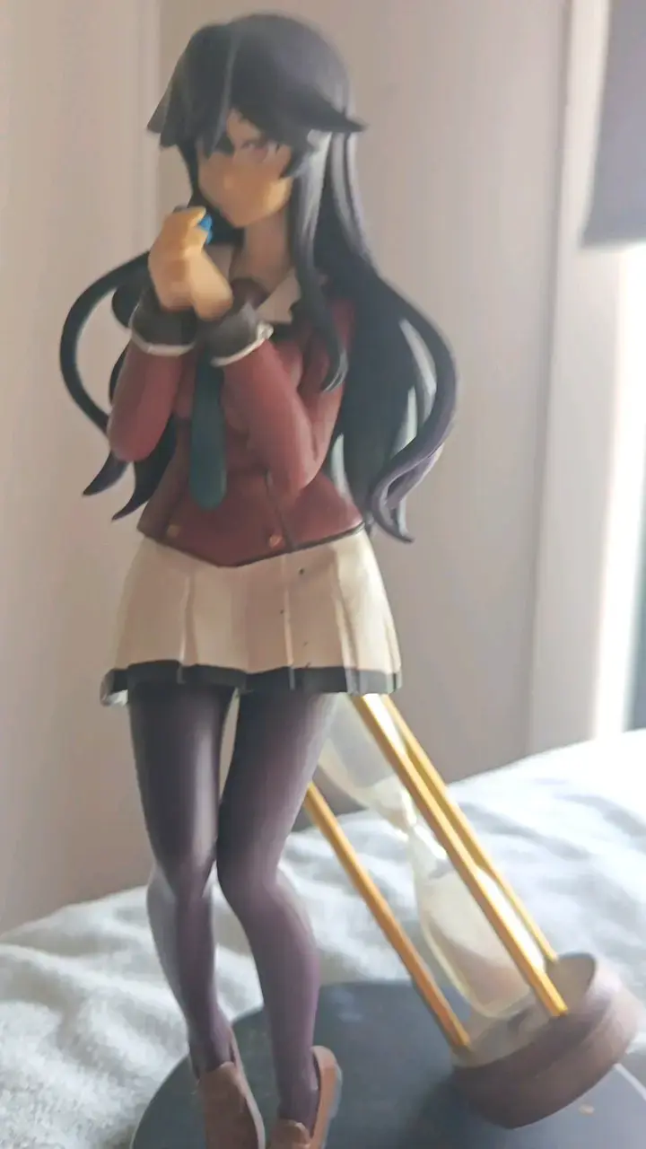 Figura de colección anime con reloj de arena