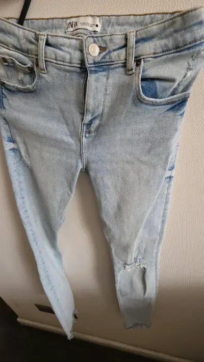 Jeans Zara desgastados para mujer - miniatura 1