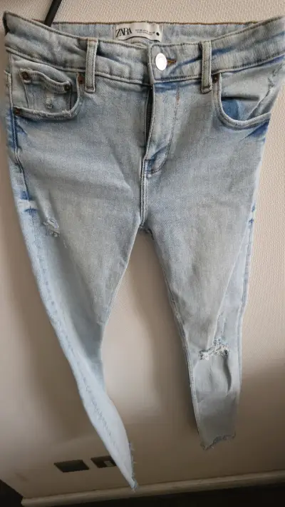 Jeans Zara desgastados para mujer - miniatura 2