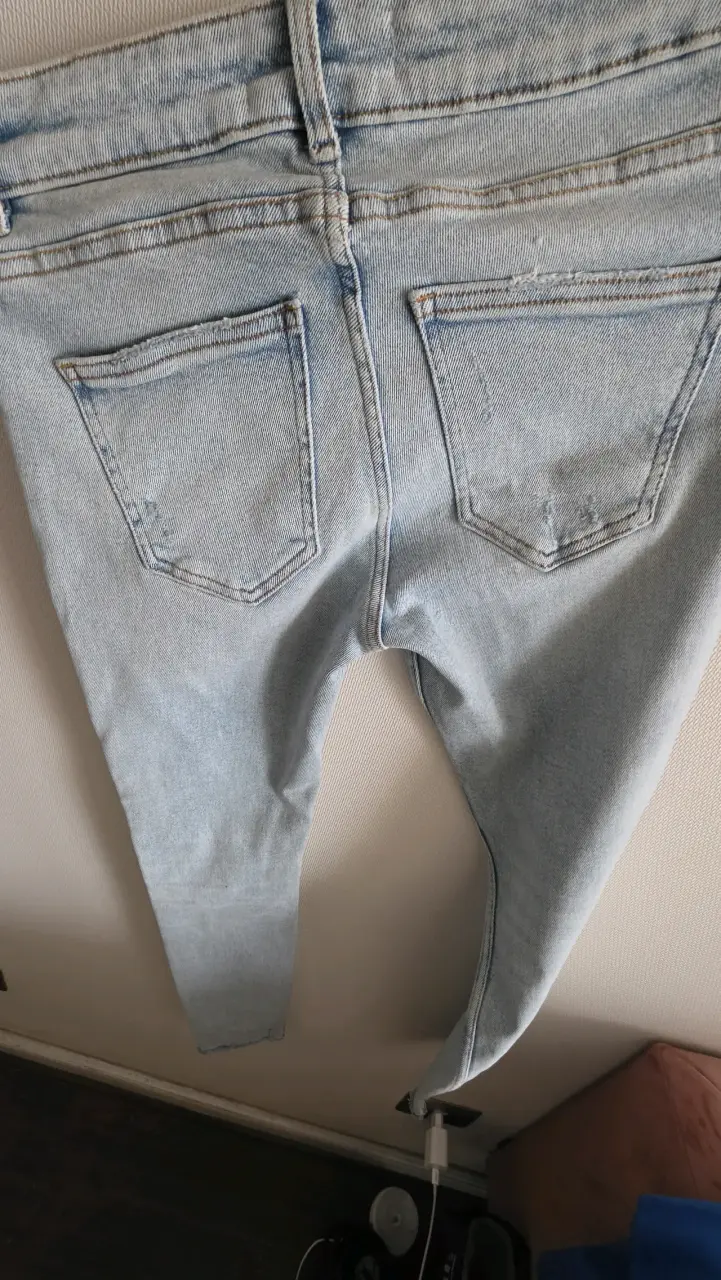 Jeans Zara desgastados para mujer - 4