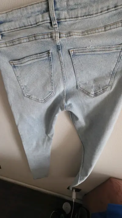Jeans Zara desgastados para mujer - miniatura 4