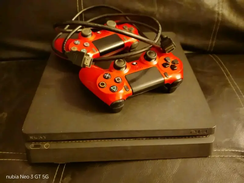 Consola PS4 con dos controles rojos