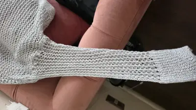 Suéter tejido de malla plateado con estrellas - miniatura 3