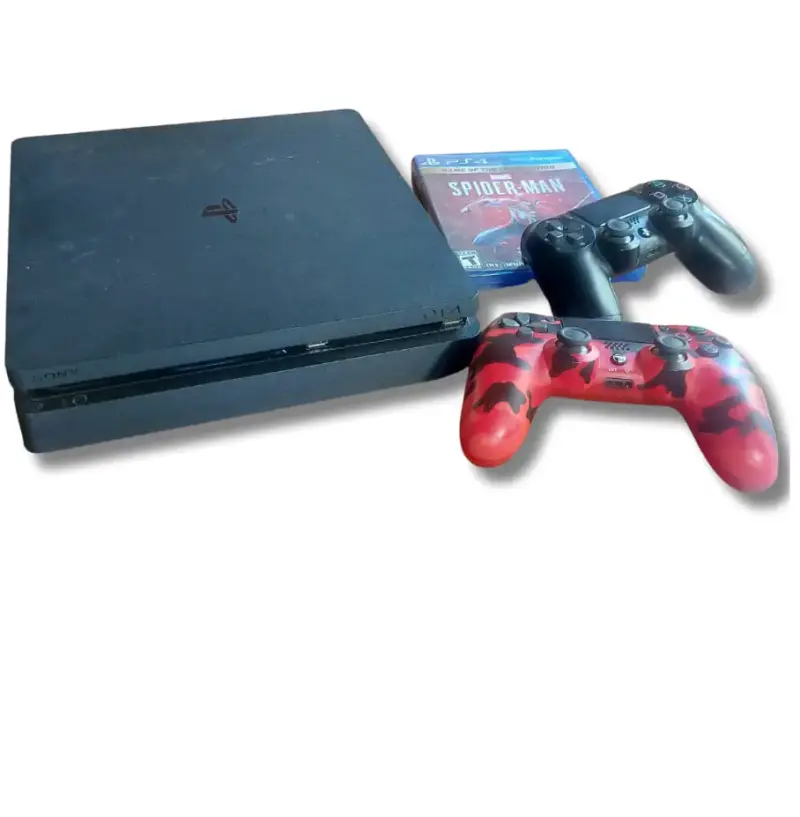 Consola PS4 con dos controles y juego Spider-Man