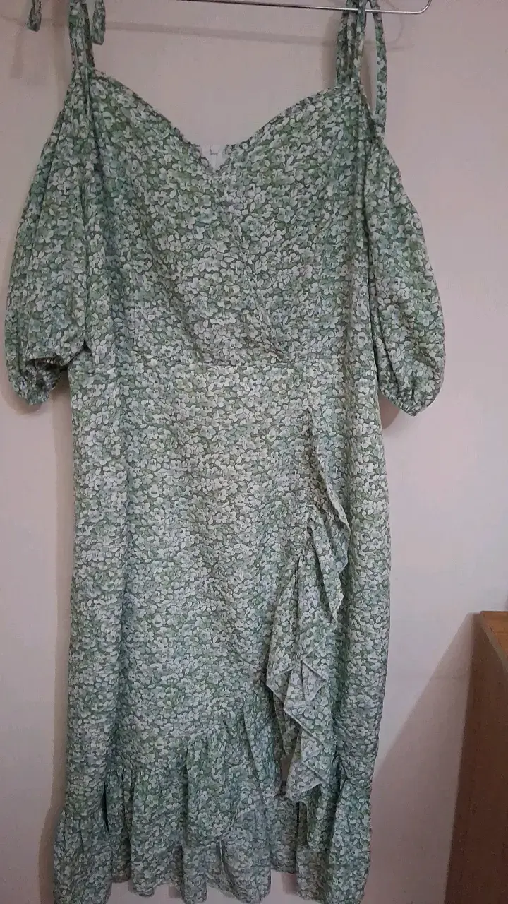 Vestido floral verde con volantes - 1