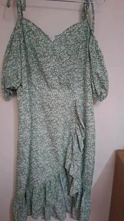 Vestido floral verde con volantes - miniatura 1
