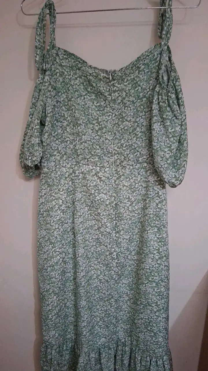 Vestido floral verde con volantes - 2
