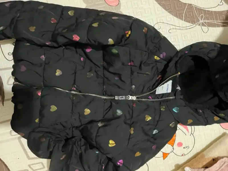 Chaqueta Old Navy colchada infantil con corazones
