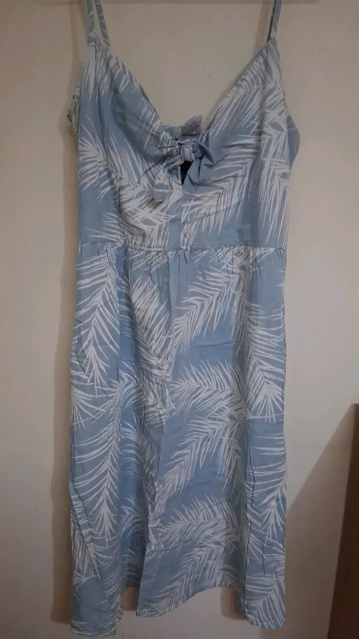 Vestido de verano azul con estampado de hojas - 1