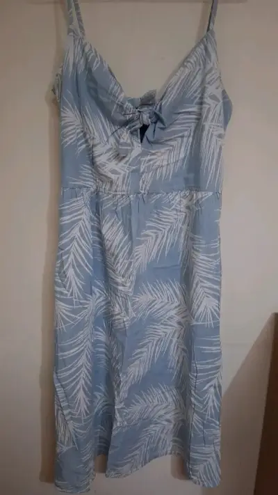 Vestido de verano azul con estampado de hojas - miniatura 1