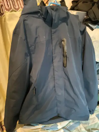 Chaqueta impermeable azul con capucha - miniatura 1