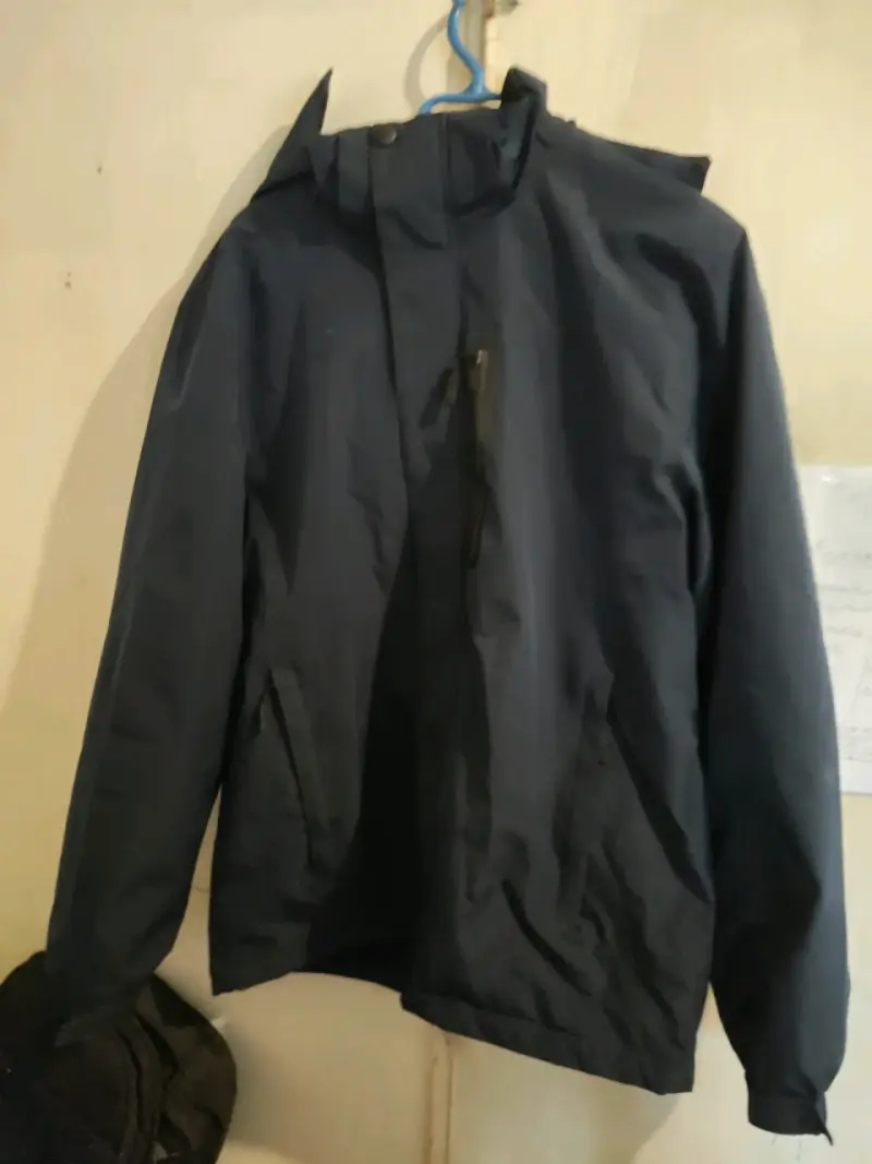 Chaqueta impermeable azul con capucha - 2