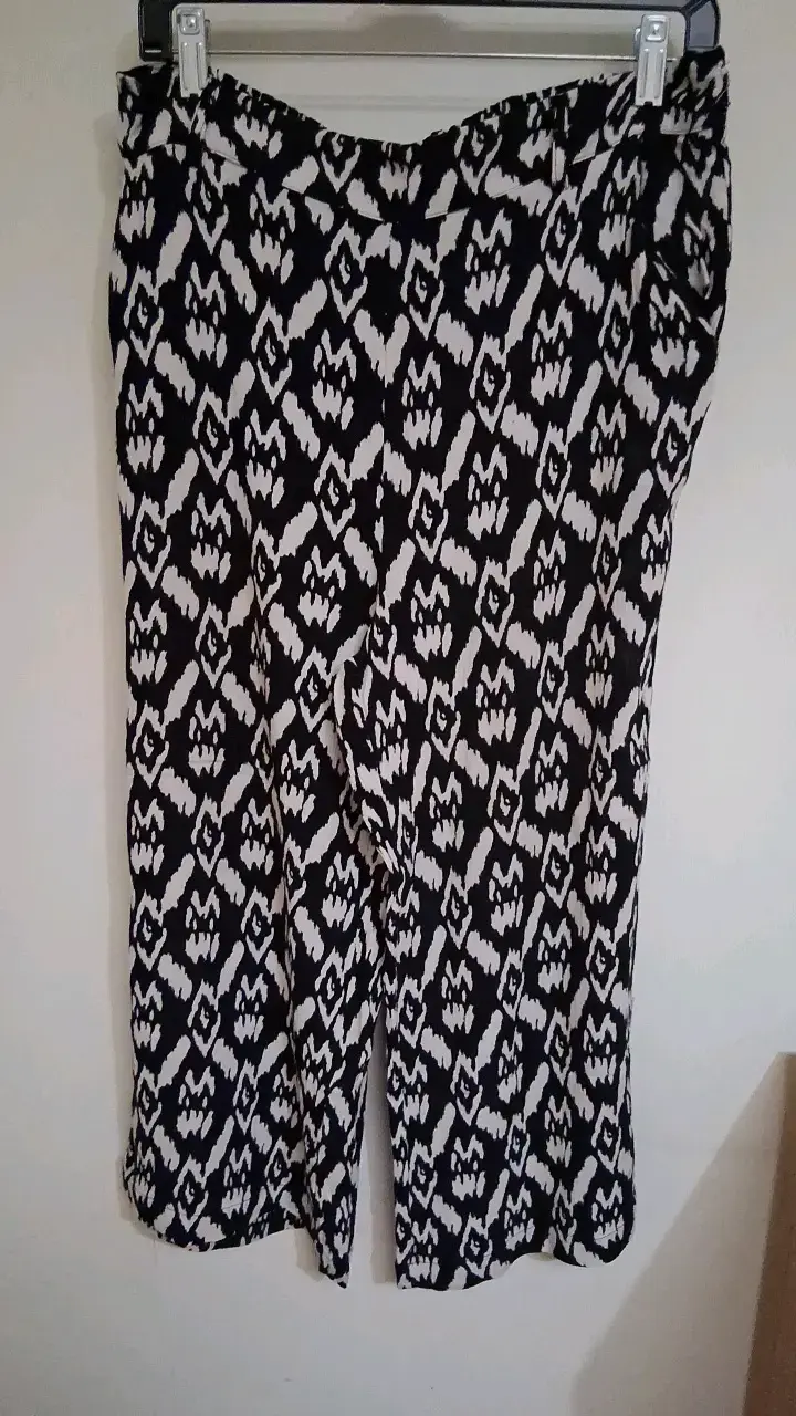 Pantalones de lino estampados en blanco y negro - 1