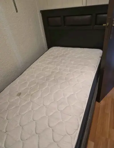 Cama 1/2 con colchón en buen estado y velador - miniatura 1