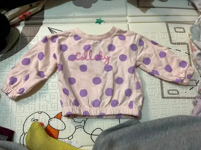 Polerón infantil con puntos morados, 6 a 9 meses