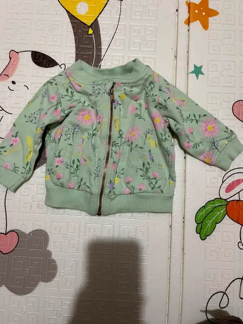Chaqueta infantil verde con estampado floral 6 a 9