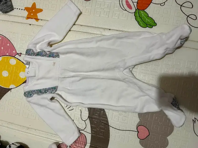 Enterito de bebé blanco con detalles florales