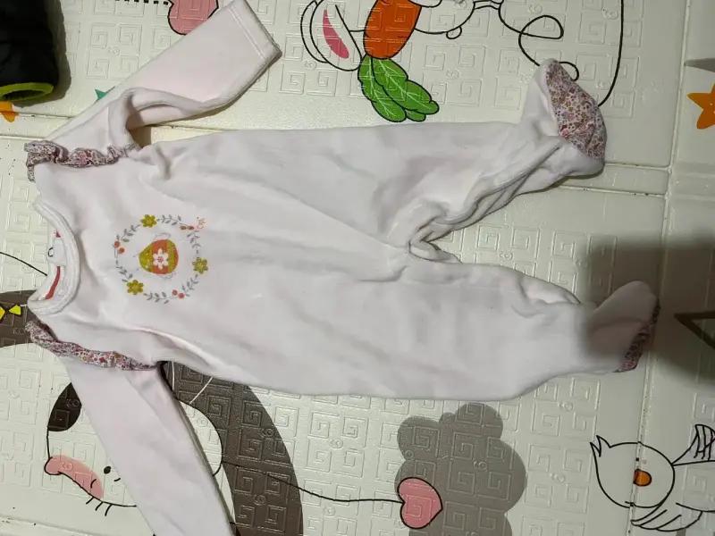 Pijama enterito para bebé con diseño floral