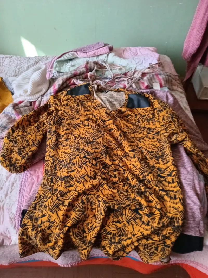 Polera estampado amarillo y negro para mujer - 1