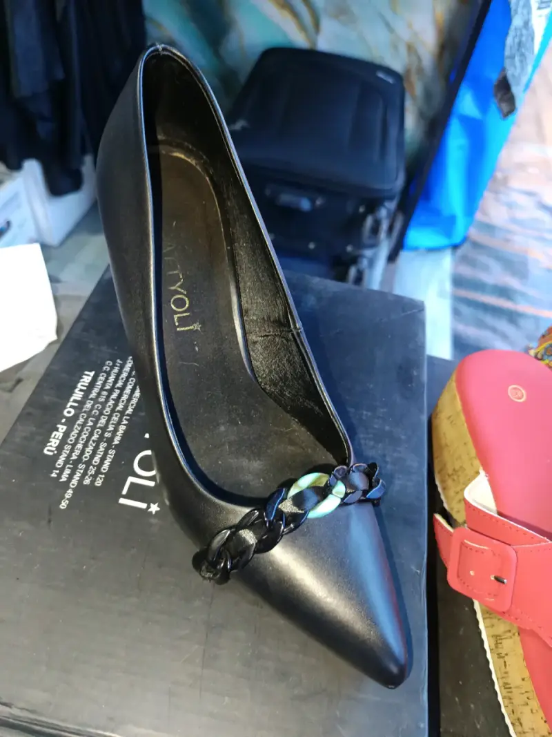 Zapatos de tacón negro con detalle de cadena - 1