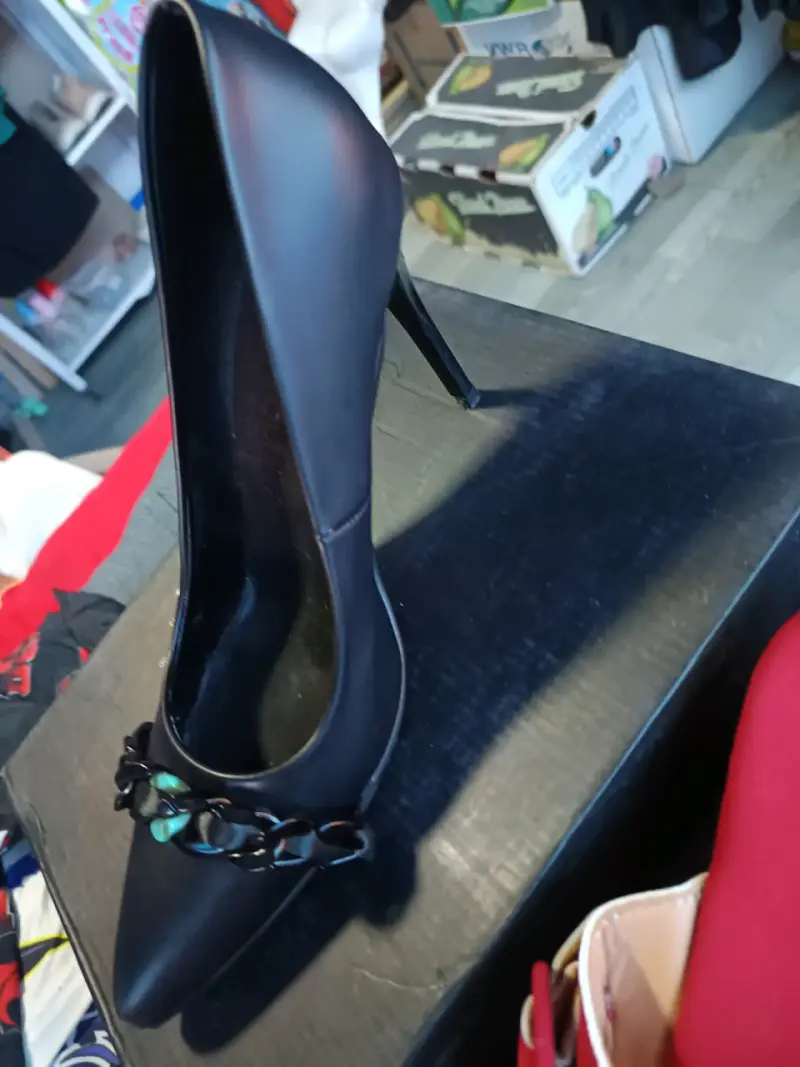 Zapatos de tacón negro con detalle de cadena - 2