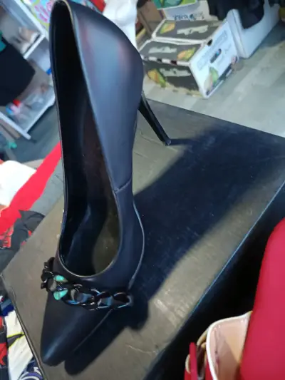 Zapatos de tacón negro con detalle de cadena - miniatura 2